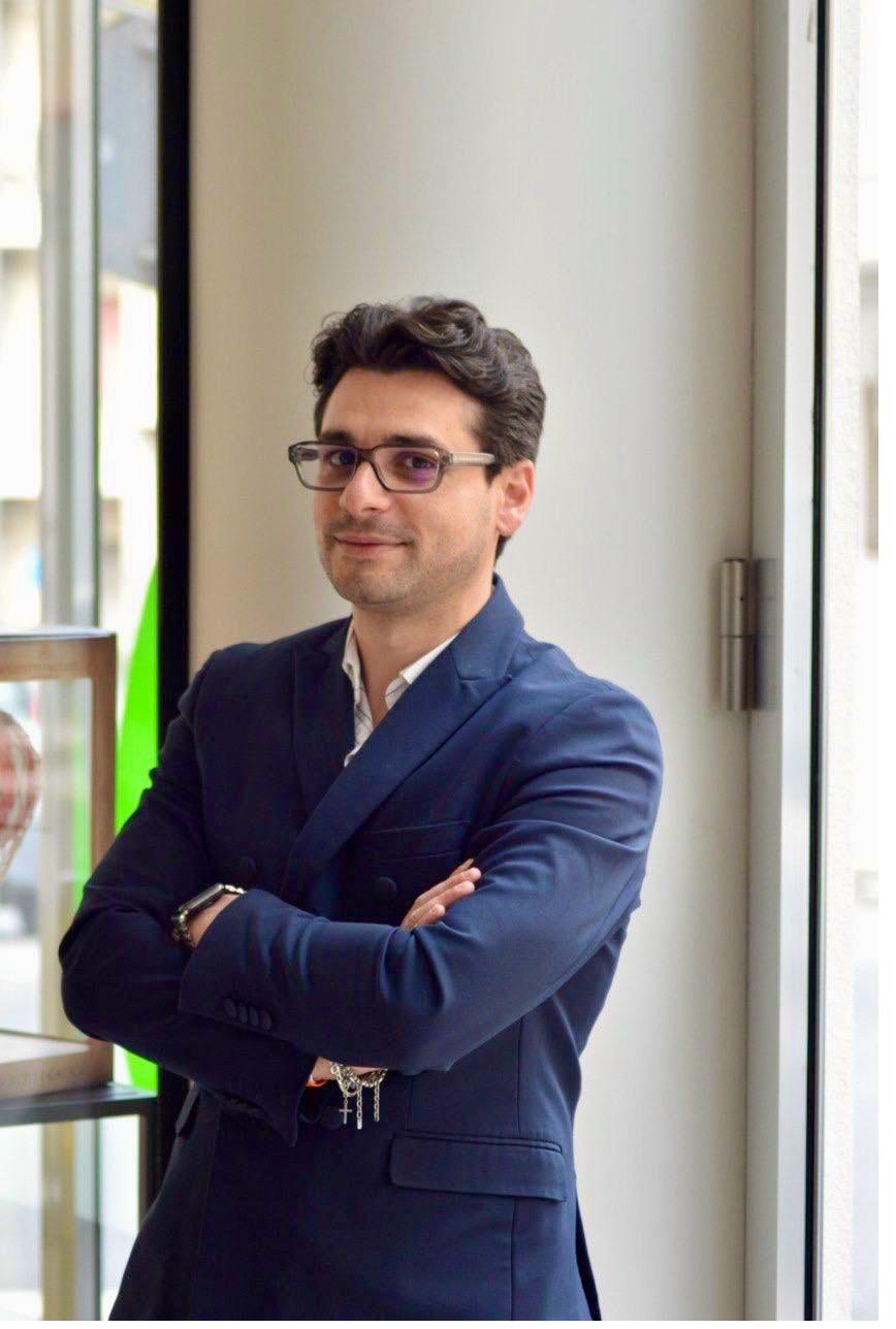 Biagio Dimartino, Utility Manager certificato, davanti allo sportello di Comiso